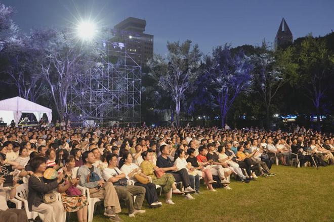 理论探讨(新澳澳门免费资料网址是什么)小口琴释放大魅力！夏夜草坪上感受“海风吹来”  第7张