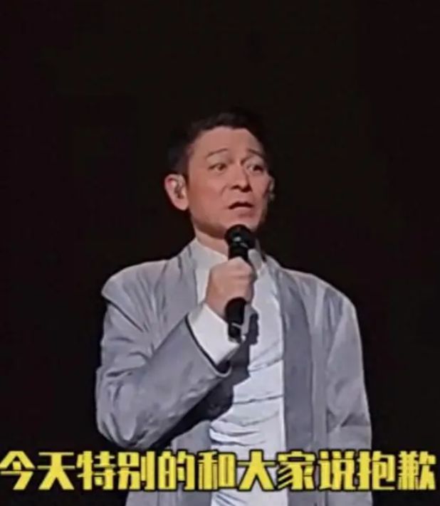 赏析(今晚澳门必中一肖一码适囗务目)刘德华演唱会惊险滑跪，12 岁女儿公开露面，一家三口齐聚场面温馨  第3张