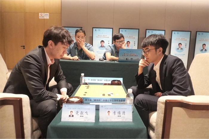 评析澳门今晚一肖一码必中,第五届嵊州杯中国王中王围棋争霸赛：李轩豪、芈昱廷晋级胜者组决赛  第4张